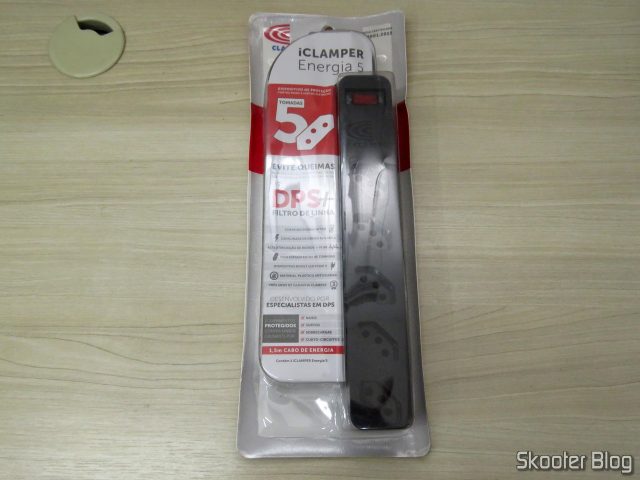 Filtro De Linha Clamper 5 Tomadas iCLAMPER Energia 5 Preto, em sua embalagem.