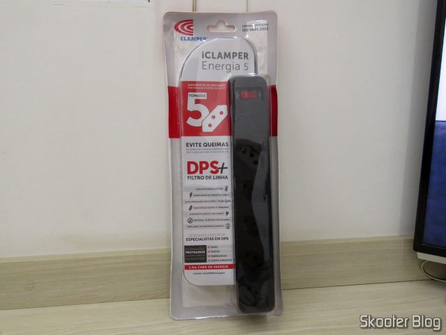 Filtro De Linha Clamper 5 Tomadas iCLAMPER Energia 5 Preto, em sua embalagem.