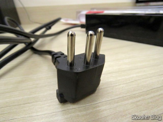 O Plug em L do Filtro De Linha Clamper 5 Tomadas iCLAMPER Energia 5 Preto.