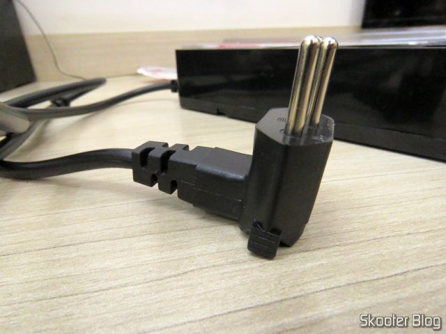 O Plug em L do Filtro De Linha Clamper 5 Tomadas iCLAMPER Energia 5 Preto.