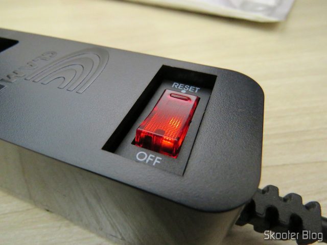 Chave Microdisjuntor com LED indicador de funcionamento do Filtro De Linha Clamper 5 Tomadas iCLAMPER Energia 5 Preto.