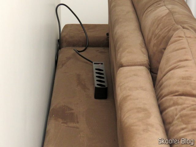 O Filtro De Linha Clamper 5 Tomadas iCLAMPER Energia 5 Preto instalado e em funcionamento.