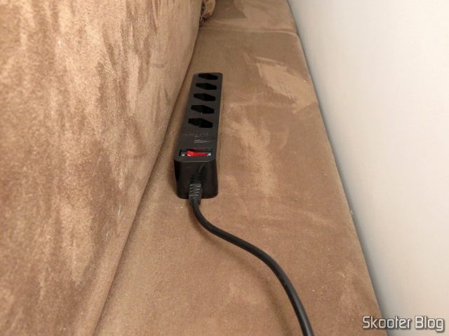 O Filtro De Linha Clamper 5 Tomadas iCLAMPER Energia 5 Preto instalado e em funcionamento.