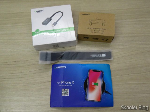 Suporte de Celular para Carro Ugreen para Saída de Ar, Adaptador de Mini DisplayPort para HDMI Ugreen, organizador de cabos com velcro, e cartão.