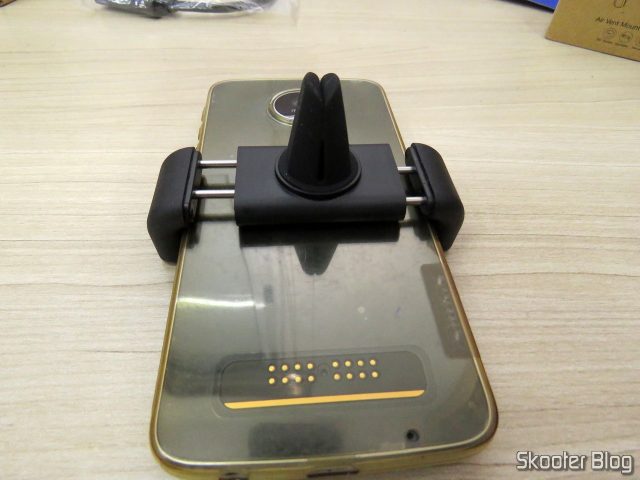Suporte de Celular para Carro Ugreen para Saída de Ar, segurando o meu Moto Z Play.