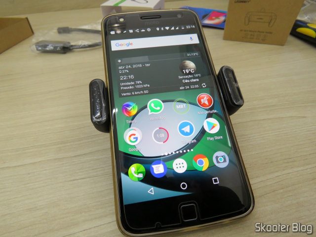 Suporte de Celular para Carro Ugreen para Saída de Ar, segurando o meu Moto Z Play.