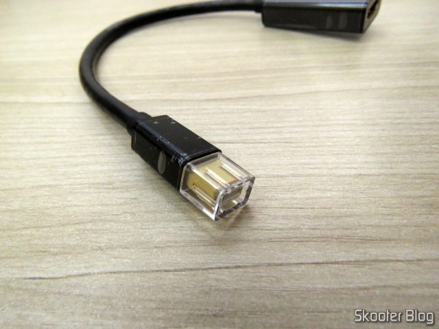 Plug Mini DisplayPort do Adaptador de Mini DisplayPort para HDMI Ugreen, protegido com capa acrílica.