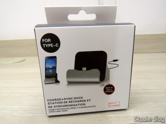 Dock Station para Celular com Plug USB Tipo C, em sua embalagem.