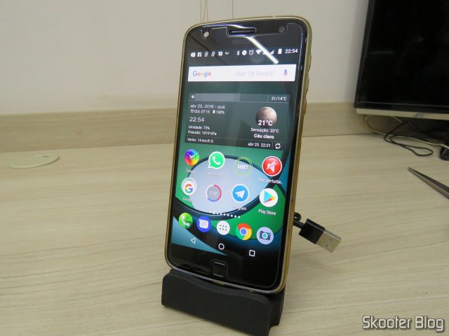 Dock Station para Celular com Plug USB Tipo C, com meu Moto Z Play acoplado.