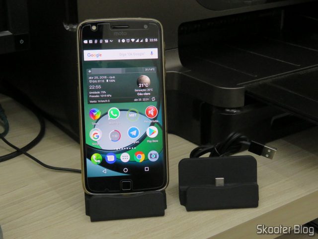 2º Dock Station para Celular com Plug USB Tipo C 14 O segundo Dock Station para Celular com Plug USB Tipo C, com meu Moto Z Play acoplado, e o primeiro Dock Station. Iguaizinhos.