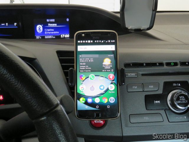 Suporte de Celular para Carro Ugreen para Saída de Ar, em funcionamento.