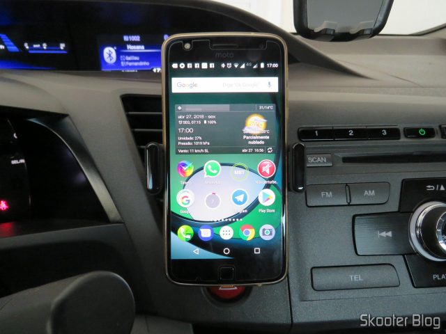 Suporte de Celular para Carro Ugreen para Saída de Ar, em funcionamento.
