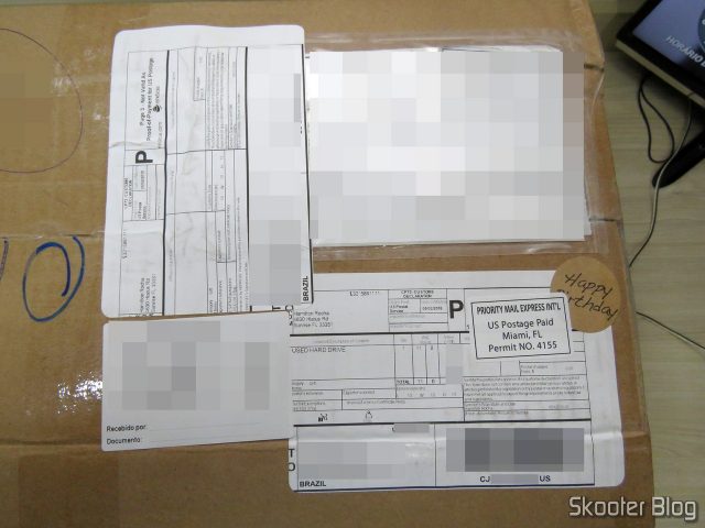 As etiquetas no pacote da Box1. Não tem nada escrito à mão por aqui.