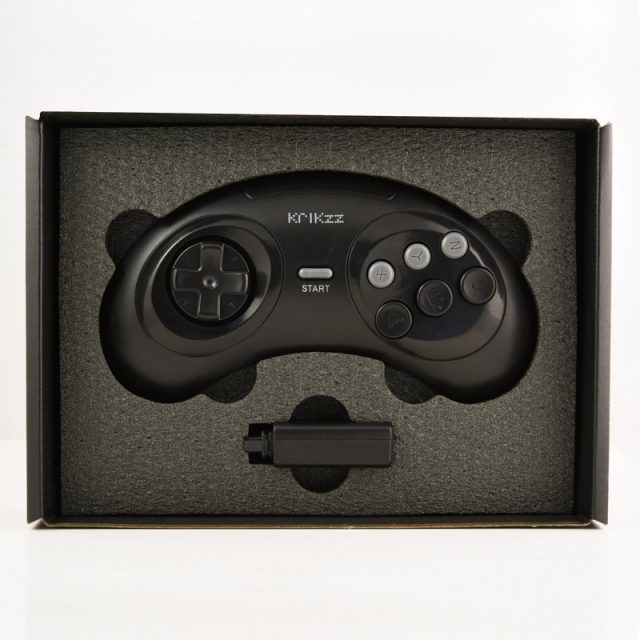 Joyzz - O Controlador Sem Fio para Mega Drive do Krikzz, em sua embalagem.