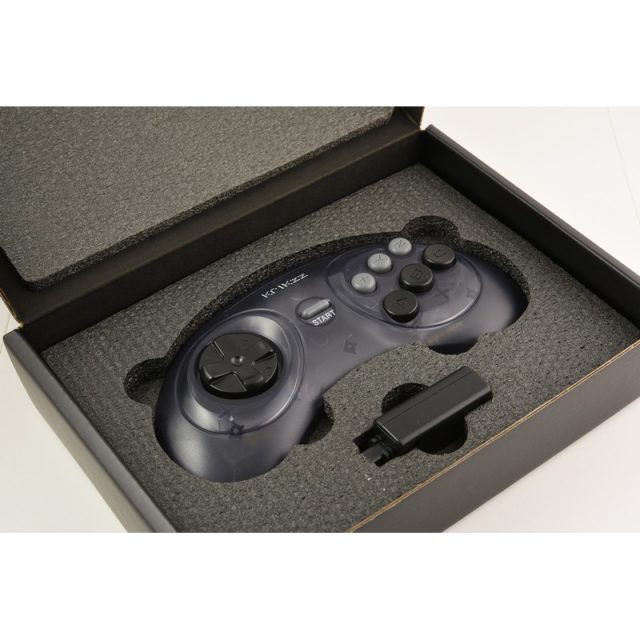 Joyzz - O Controlador Sem Fio para Mega Drive do Krikzz, em sua embalagem.