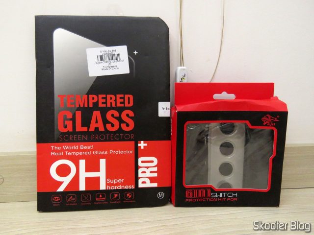 Película de Vidro Temperado para Nintendo Switch e Capas de Silicone para Joy-Con KJH, em suas respectivas embalagens.