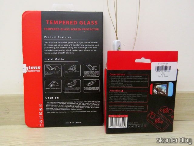 Película de Vidro Temperado para Nintendo Switch e Capas de Silicone para Joy-Con KJH, em suas respectivas embalagens.
