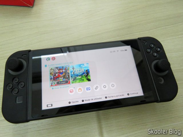 O Nintendo Switch, com as Capas de Silicone para Joy-Con KJH e thumb grips.