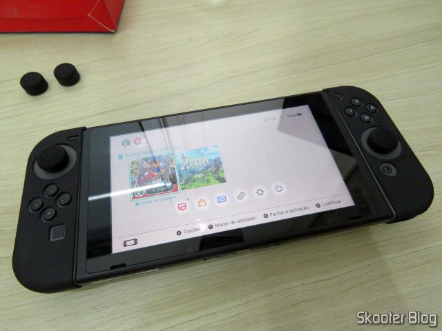 O Nintendo Switch, com as Capas de Silicone para Joy-Con KJH e thumb grips.