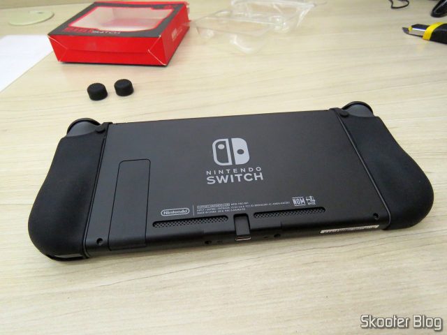 O Nintendo Switch, com as Capas de Silicone para Joy-Con KJH e thumb grips.