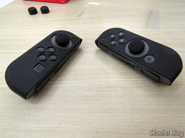 Os Joy-Con do Nintendo Switch, com as Capas de Silicone para Joy-Con KJH e thumb grips.