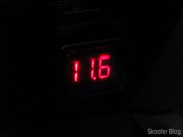 Medidor de Tensão (Voltímetro) de Bateria Automotiva com display LED, em funcionamento.