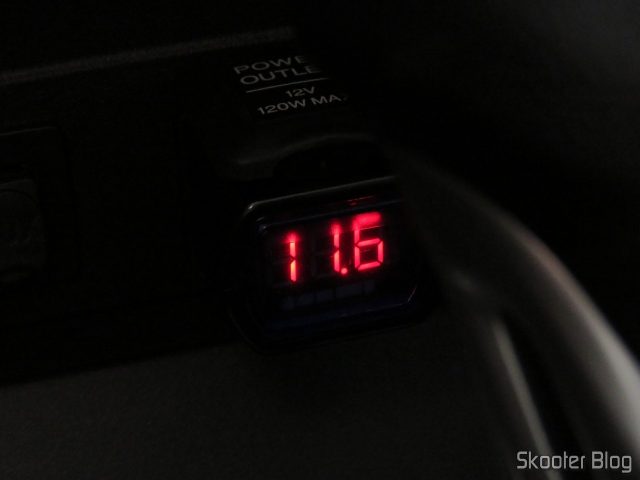Medidor de Tensão (Voltímetro) de Bateria Automotiva com display LED, em funcionamento.