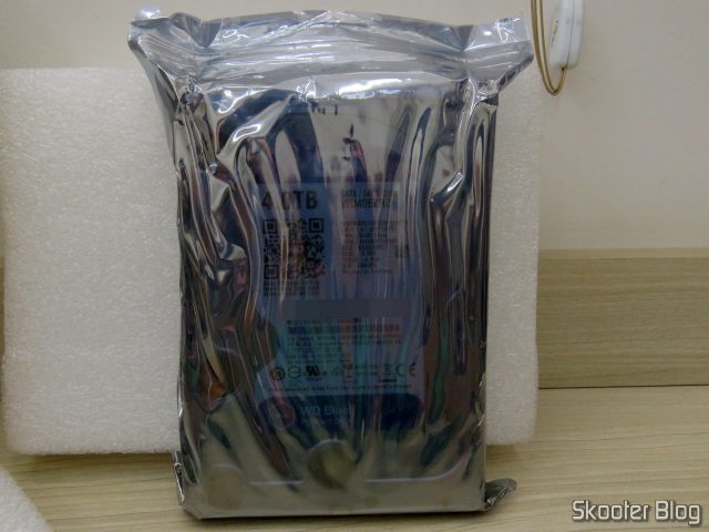 HDD Western Digital Blue 3.5" WD40EZRZ 4TB, em sua embalagem.