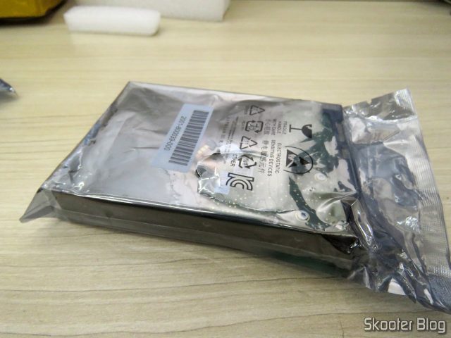HDD Western Digital Blue 3.5" WD40EZRZ 4TB, com a embalagem rasgada para colagem do selinho.