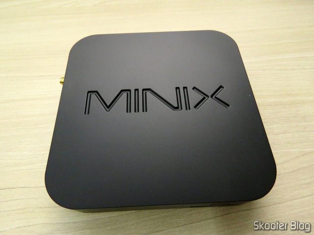 Parte de cima do Minix NEO U9-H, com logo em baixo relevo.
