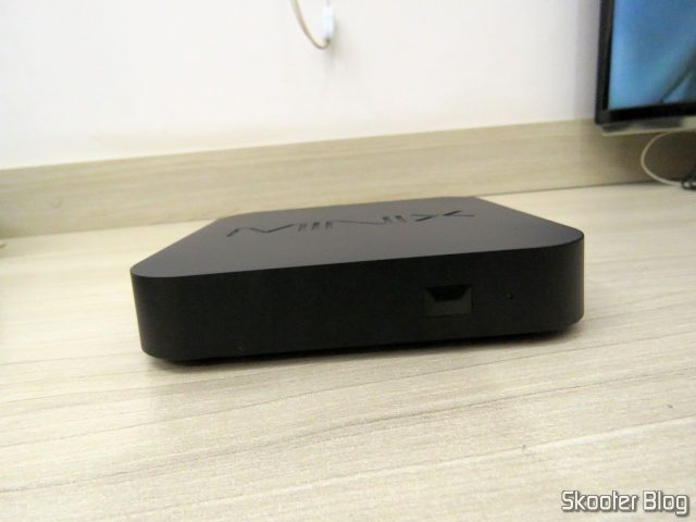 Frente do Minix NEO U9-H, com sensor IR e LED.