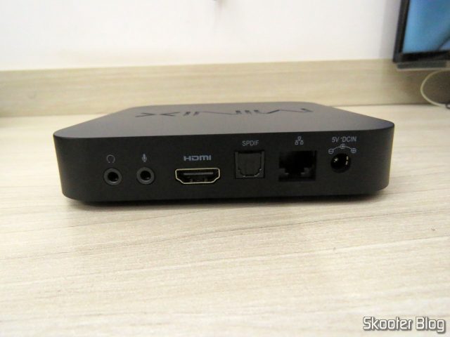 Traseira do Minix NEO U9-H, com saída de fones de ouvido, entrada de microfone, saída HDMI, saída óptica SPDIF, porta Gigabit Ethernet e entrada da fonte de alimentação.