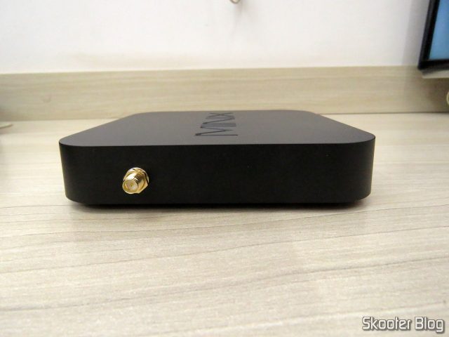 Lateral esquerda do Minix NEO U9-H, com o conector de antena.