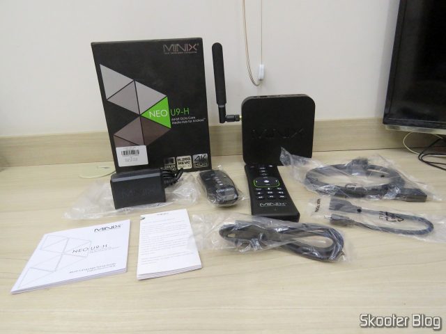Minix NEO U9-H, com sua caia e acessórios.