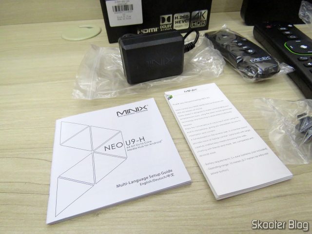Minix NEO U9-H, com sua caia e acessórios.