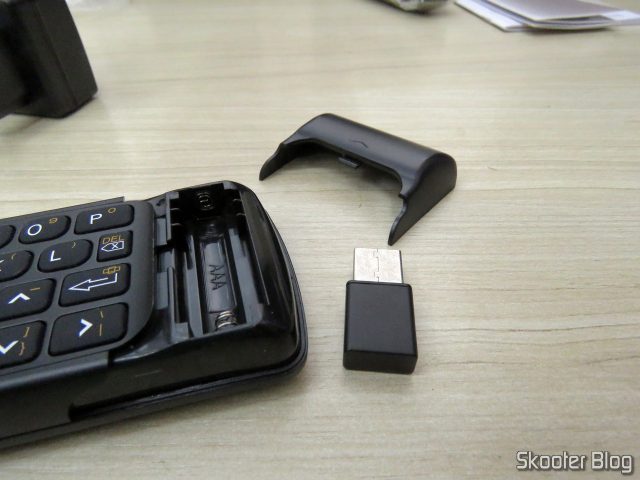 O MINIX A3 Air Mouse é alimentado com duas pilhas AAA não inclusas e vem com um receptor para ser conectado á uma porta USB.