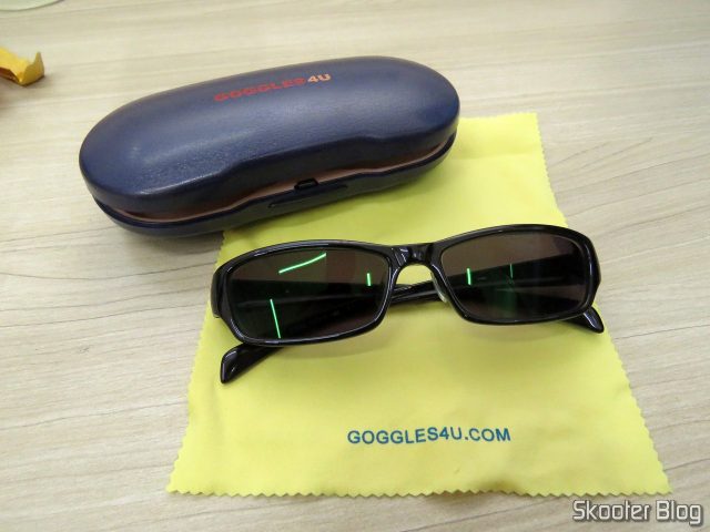 Óculos de Sol com Grau, Lente Preta Escura (G4U T3022 Rectangle Eyeglasses 124765-c), e estojo da Goggles4U.