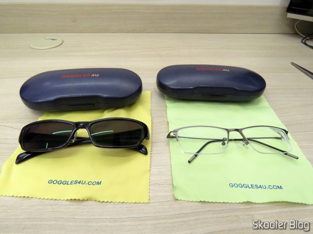 Os dois óculos da Goggles4U e seus respectivos estojos.