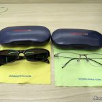 Os dois óculos da Goggles4U e seus respectivos estojos.