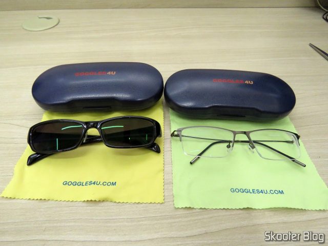 Os dois óculos da Goggles4U e seus respectivos estojos.