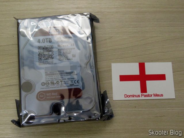 2º HDD Western Digital 3.5″ Red WD40EFRX 4TB 5400RPM 64M SATA3 NAS Desktop HDD, em sua embalagem.