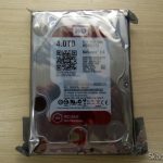 2º HDD Western Digital 3.5″ Red WD40EFRX 4TB 5400RPM 64M SATA3 NAS Desktop HDD, em sua embalagem.