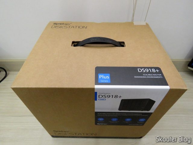 Synology 4 bay NAS DiskStation DS918+ (Diskless), em sua embalagem.
