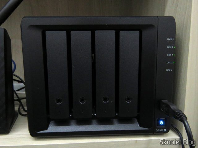 Synology 4 bay NAS DiskStation DS918+, instalado e funcionando.