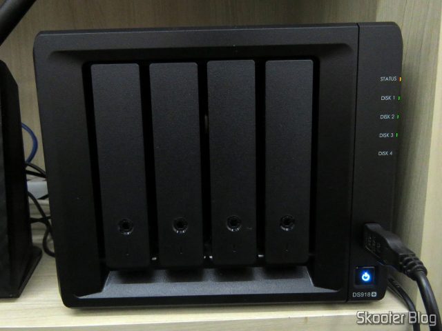 Synology 4 bay NAS DiskStation DS918+, instalado e funcionando.