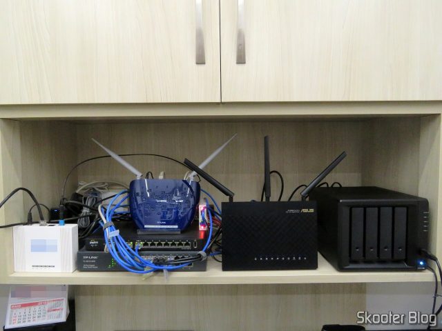 Synology 4 bay NAS DiskStation DS918+, junto com os demais equipamentos de rede.