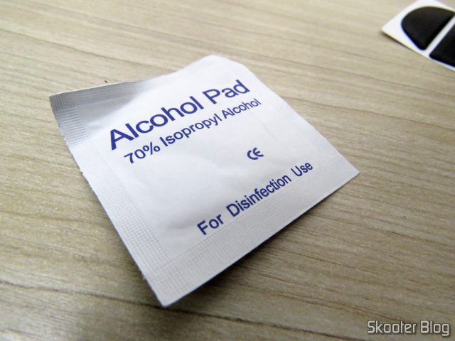 Lenço com Álcool Isopropílico, que acompanha o kit.