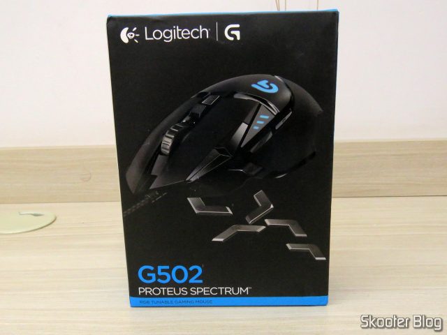 Logitech G502 Proteus Spectrum RGB Tunable Gaming Mouse, em sua embalagem.