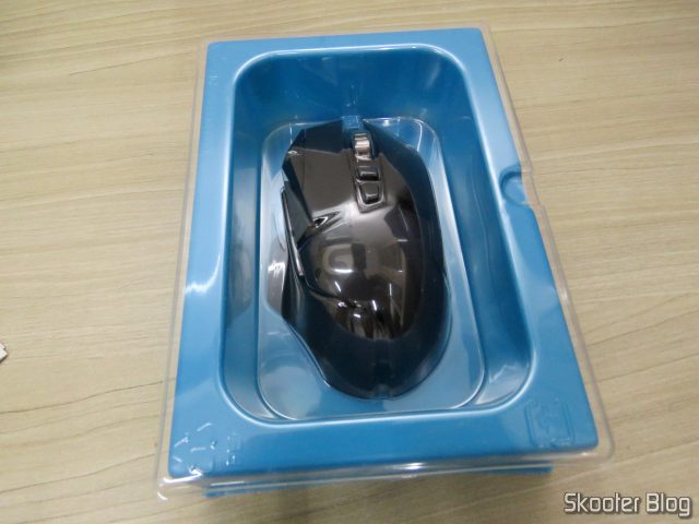Logitech G502 Proteus Spectrum RGB Tunable Gaming Mouse, em sua embalagem.