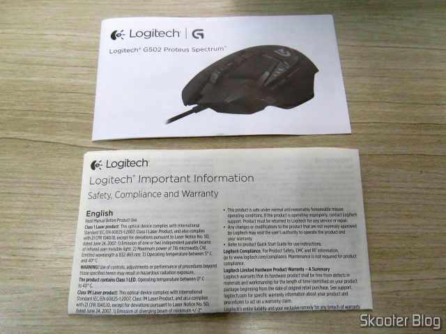 Folhetos que acompanham o Logitech G502 Proteus Spectrum RGB Tunable Gaming Mouse.